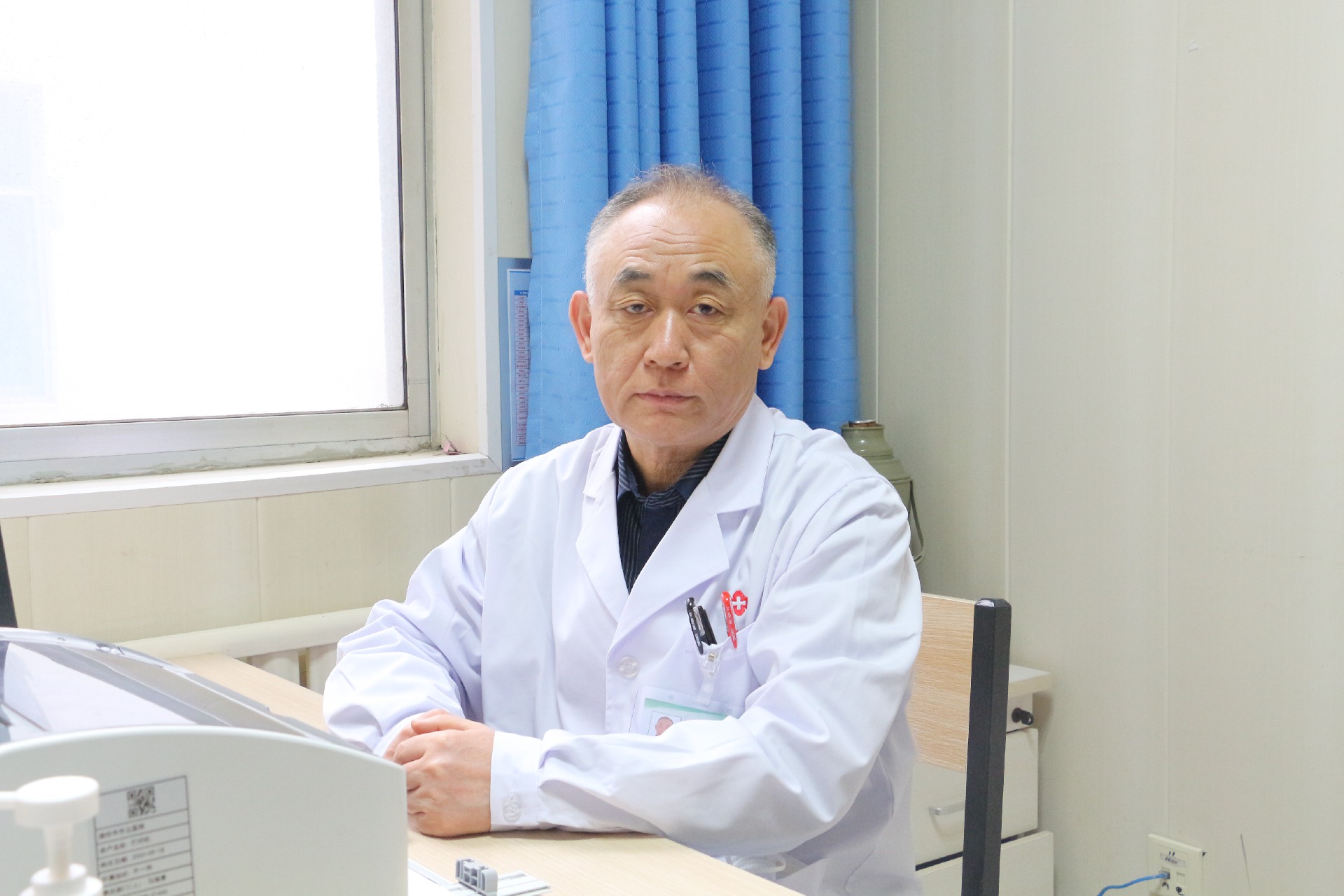 孙顺吉坐诊.JPG