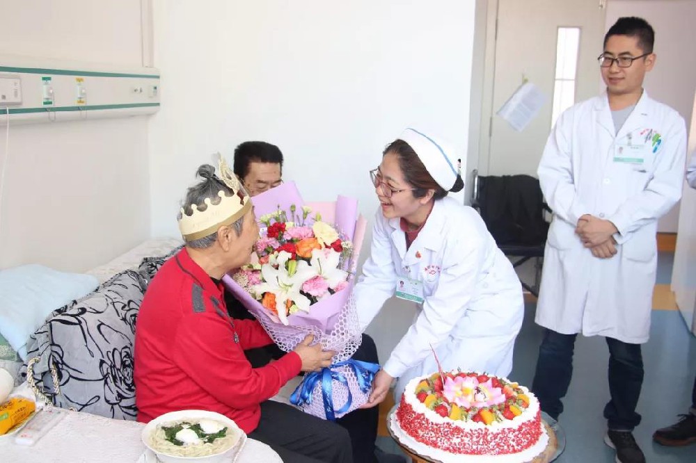 温馨生日会 情暖老人心—我院医养康护中心为老人送上生日祝福